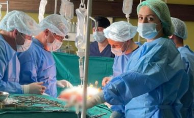 Operacion i rrallë në Kirurgjinë Vaskulare, operohet një 65 vjeçare me aneurizëm të Aortës Abdominale dhe me Ren Arkuata