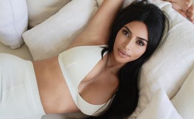 Kim Kardashian thotë se nuk ka veshur kurrë të brendshme para se të lansonte markën Skims