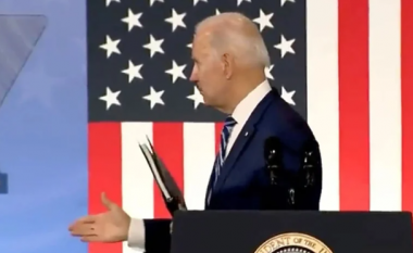 Gafa e re e presidentit amerikan: Biden zgjati dorën duke menduar se dikë e kishte afër, por ajo i mbeti "në ajër"