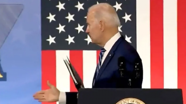 Gafa e re e presidentit amerikan: Biden zgjati dorën duke menduar se dikë e kishte afër, por ajo i mbeti “në ajër”