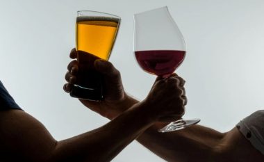Studimi zbulon se personat që pinë verë të kuqe dhe të bardhë mbajnë më pak yndyrë të dëmshme rreth organeve të tyre sesa adhuruesit e birrës