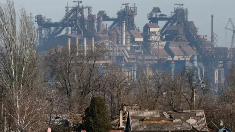 Pse Rusia anuloi planin për të sulmuar fabrikën e çelikut në Mariupol?