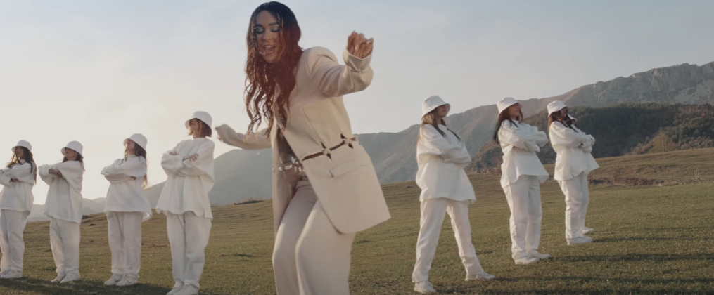 Xhensila Myrtezaj publikon këngën e re "Ale Ale" Telegrafi Telegrafi