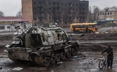 Sezoni i baltës në Ukrainë po i lë tanket ruse të mbërthyera në baltë – për “t’u nxjerrë” më vonë nga fermerët ukrainas me traktorë