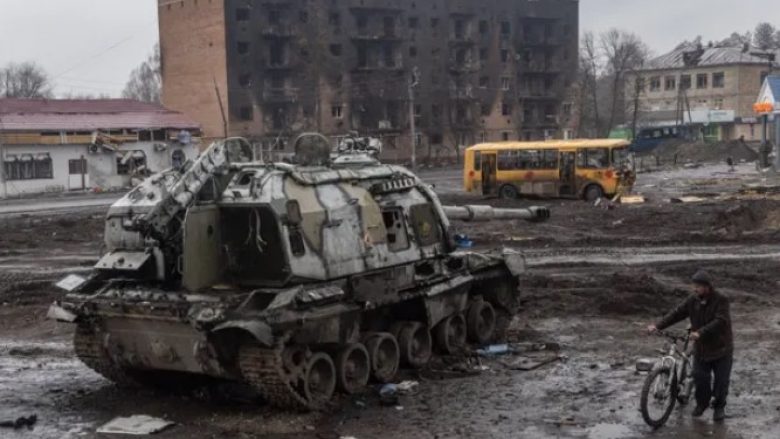 Sezoni i baltës në Ukrainë po i lë tanket ruse të mbërthyera në baltë – për “t’u nxjerrë” më vonë nga fermerët ukrainas me traktorë
