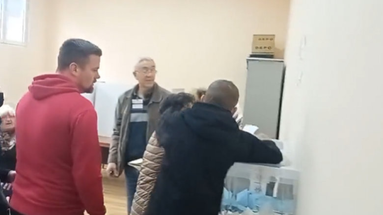 Edhe kjo ndodh në zgjedhjet e Serbisë: Një grua përpiqet të votojë për një tjetër person edhe pse filmohet nga kamera