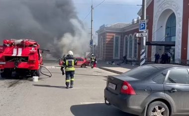 ‘Tridhjetë të vdekur dhe 100 të plagosur’ ndërsa raketa ruse godet stacionin hekurudhor ukrainas të mbushur me qindra civilë që po tentonin të iknin nga luftimet