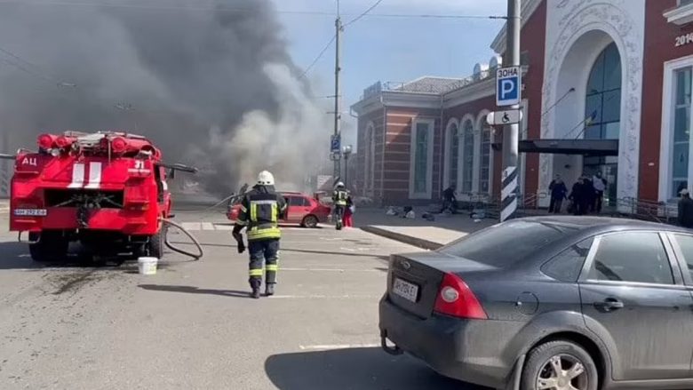 ‘Tridhjetë të vdekur dhe 100 të plagosur’ ndërsa raketa ruse godet stacionin hekurudhor ukrainas të mbushur me qindra civilë që po tentonin të iknin nga luftimet