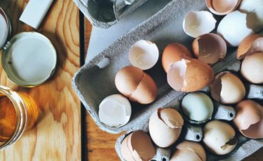 Përdorni lëvozhgat e vezëve për këtë hile çuditërisht të dobishme në kuzhinë