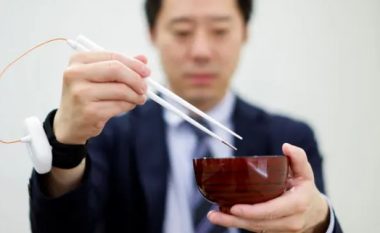 Japonezët shpikin shkopinjtë “elektrikë” që e bëjnë ushqimin të duket më i kripur