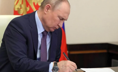 Putin nënshkroi ligjin: Askush nuk guxon të barazojë veprimet e ushtrisë me ato të nazistëve