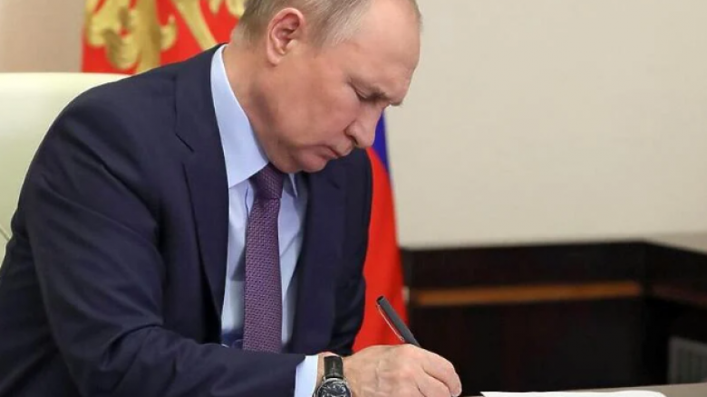 Putin nënshkroi ligjin: Askush nuk guxon të barazojë veprimet e ushtrisë me ato të nazistëve