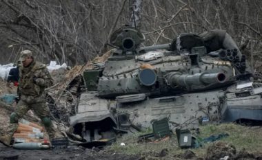 Forcat ruse kanë braktisur një numër të madh tankesh dhe artilerie në një tërheqje ‘të nxituar’ nga veriu i Ukrainës