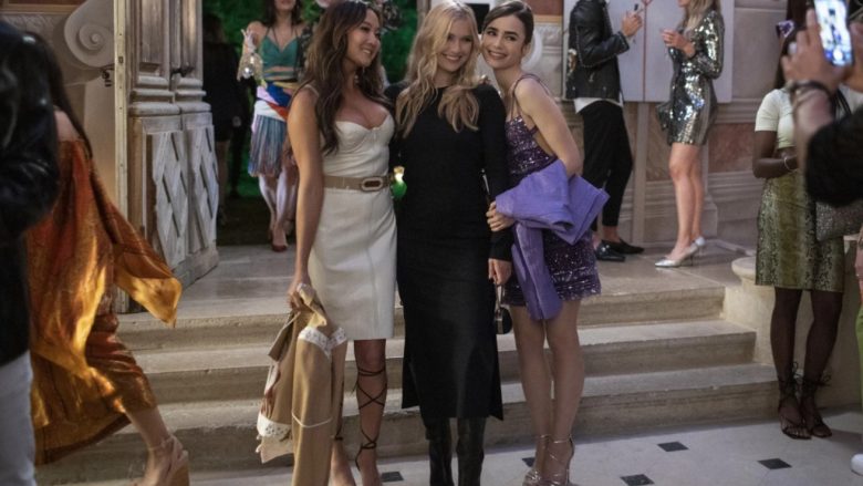 Yjet e serialit “Emily in Paris” tregojnë për momentet e modës të sezonit të tretë