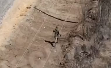 Momenti kur një ushtar rus ndiqet nga droni ukrainas – derisa largohej i frikësuar drejt njësisë së tij