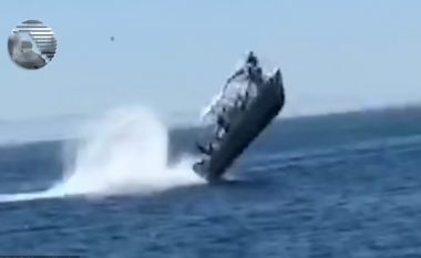 Turistët “fluturojnë në ajër” pasi varka e tyre goditet nga një balenë në brigjet e Meksikës