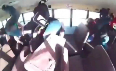 Pamje dramatike në New Mexico – nxënësit “fluturojnë” në ajër pas një aksidenti mes autobusit dhe një veture që lëvizte me shpejtësi prej 180 km/h