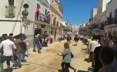 Gjyshja dhe mbesa e saj shkelen nga kuajt teksa kalojnë rrugën gjatë një gare tradicionale spanjolle – përfundojnë në spital