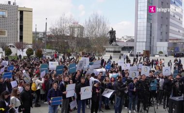 “S’po shkohet në shkollë” ishte moto e protestës së nxënësve të shkollave në Prishtinë, duke kërkuar ngritjen e cilësisë në arsim