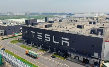 Punëtorët e Tesla-s në Shangai do të flenë në fabrikë për shkak të masave