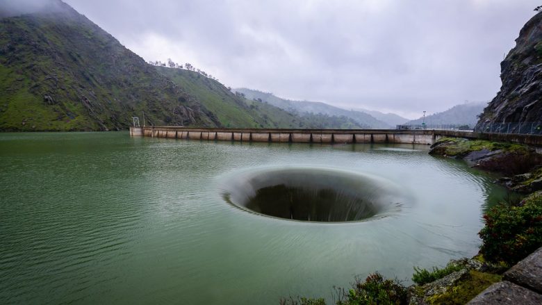 “Portal i çuditshëm nga ferri” hapet në liqenin amerikan me vorbull rrotulluese