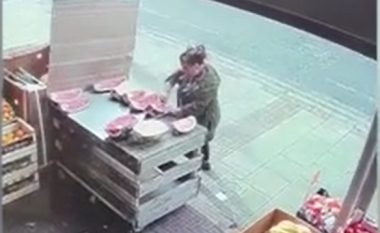 Gruaja ndalon dhe kafshon një copë shalqiri në një dyqan të Londrës – largohet nga aty sikur të mos kishte ndodhur asgjë