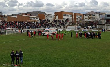 Tifozët e Gjilanit pushtojnë fushën, ndërpritet ndeshja pasi portieri i Ballkanit goditet dhe dërgohet me urgjencë në spital