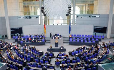 Bundestagu gjerman miraton dërgimin e armëve të rënda në Ukrainë