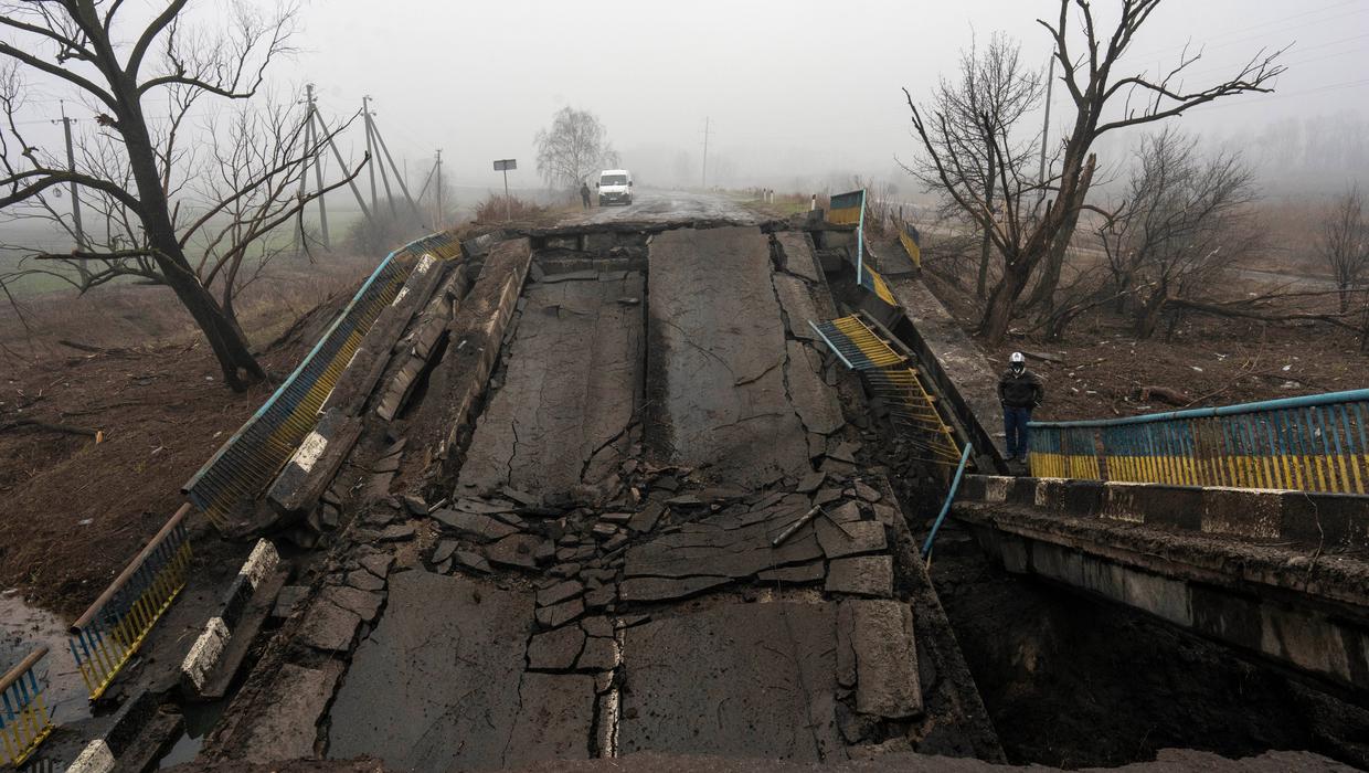 Украинцы дорога. Разрушенная дорога. Российские дороги. Разрушенный мост. Сломанный мост.