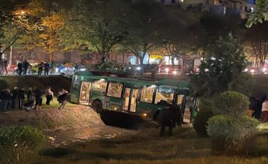 Autobusi në Tiranë përfundon në lumë, lëndohen dy persona