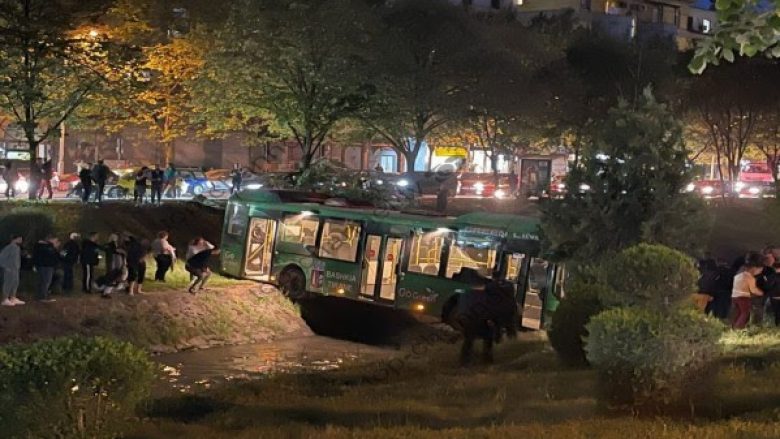 Autobusi në Tiranë përfundon në lumë, lëndohen dy persona