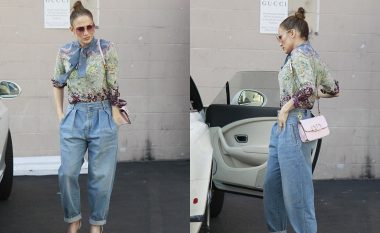 Jennifer Lopez shfaqet elegante në një bluzë me lule dhe xhinse teksa blen në butikët luksoz të Beverly Hills