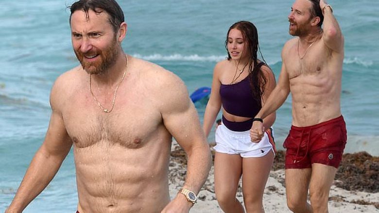 Është 54-vjeçar, por David Guetta duket në formë super të mirë trupore gjatë pushimeve në Miami