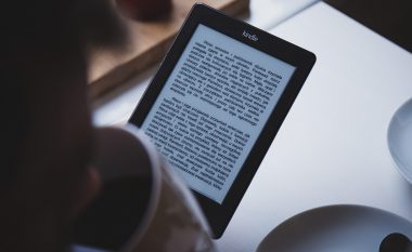 Lexo me mijëra libra në këtë lexues elektronik Amazon New Kindle në zbritje
