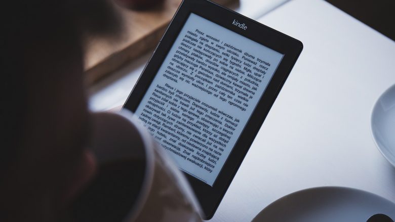 Lexo me mijëra libra në këtë lexues elektronik Amazon New Kindle në zbritje