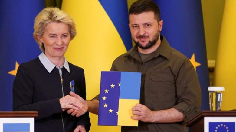 BE-ja i ofron anëtarësim të shpejtë Ukrainës – Von der Leyen i dorëzon pyetësorin Zelenskyt