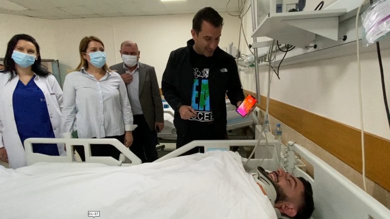 I aksidentuari në Tiranë kërkoi t’i gjenin varësen dhe celularin, Veliaj mbajti fjalën e ia çon vetë në spital