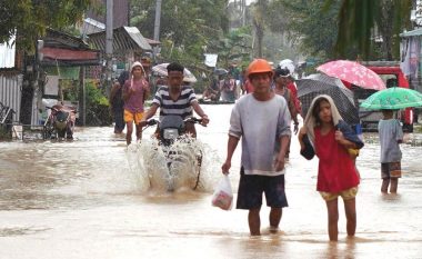 Të paktën 25 persona kanë vdekur nga rrëshqitjet e dheut dhe përmbytjet në Filipine – pasi një stuhi tropikale përfshiu vendin