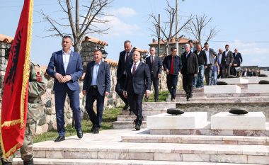 Haradinaj kujton të rënët në Gllogjan dhe Maznik: Ishin mburojë për popullin dhe atdheun