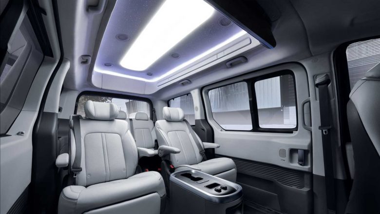 Lounge Limousine i Hyundait është një mini-kombi elegant me çati të lartë dhe me ekran 25 inç