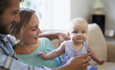 Neonatologët shpjegojnë pse fëmijët shpesh favorizojnë njërin prind