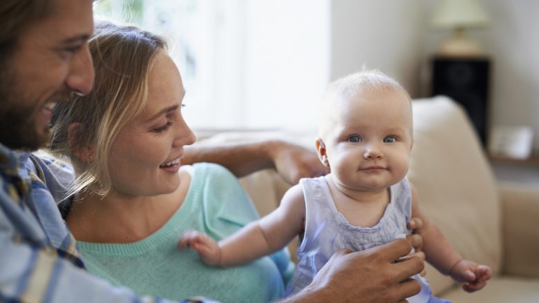 Neonatologët shpjegojnë pse fëmijët shpesh favorizojnë njërin prind