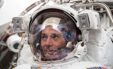 Astronauti i NASA-s, Mark Vande Hei, kthehet në Tokë pas një misioni rekord prej 355 ditësh në hapësirë