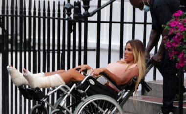 Katie Price përfundon në karrige me rrota, detyrohet të mos qëndrojë në këmbë për tre muaj