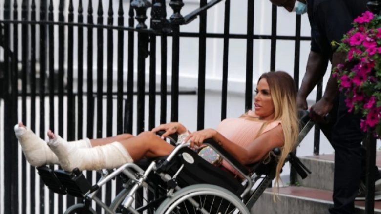 Katie Price përfundon në karrige me rrota, detyrohet të mos qëndrojë në këmbë për tre muaj