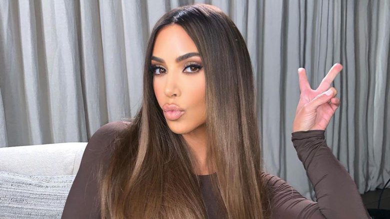 Qysh me i bo flokët voluminoze si Kim Kardashian?