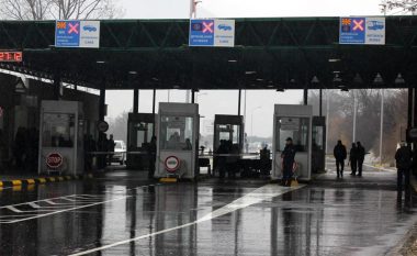 Në Han të Elezit, polici i Maqedonisë ua kërkon 20-30 euro ryshfet pasagjerëve shqiptarë për ta kaluar kufirin