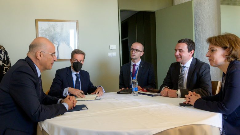 Kryeministri Kurti dhe ministri grek Dendias flasin për bashkëpunimin ekonomik dhe dialogun Kosovë-Serbi