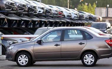 Sanksionet perëndimore dobësojnë tregun e makinave në Rusi, bien për 60 për qind shitjet gjatë muajit mars