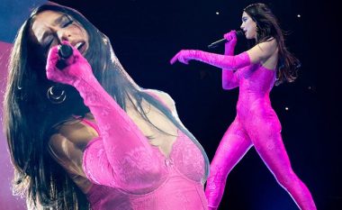 Dua Lipa mahnit me kostumin e saj rozë, ndërsa performon për mijëra fansa në "The AO Arena" të Londrës